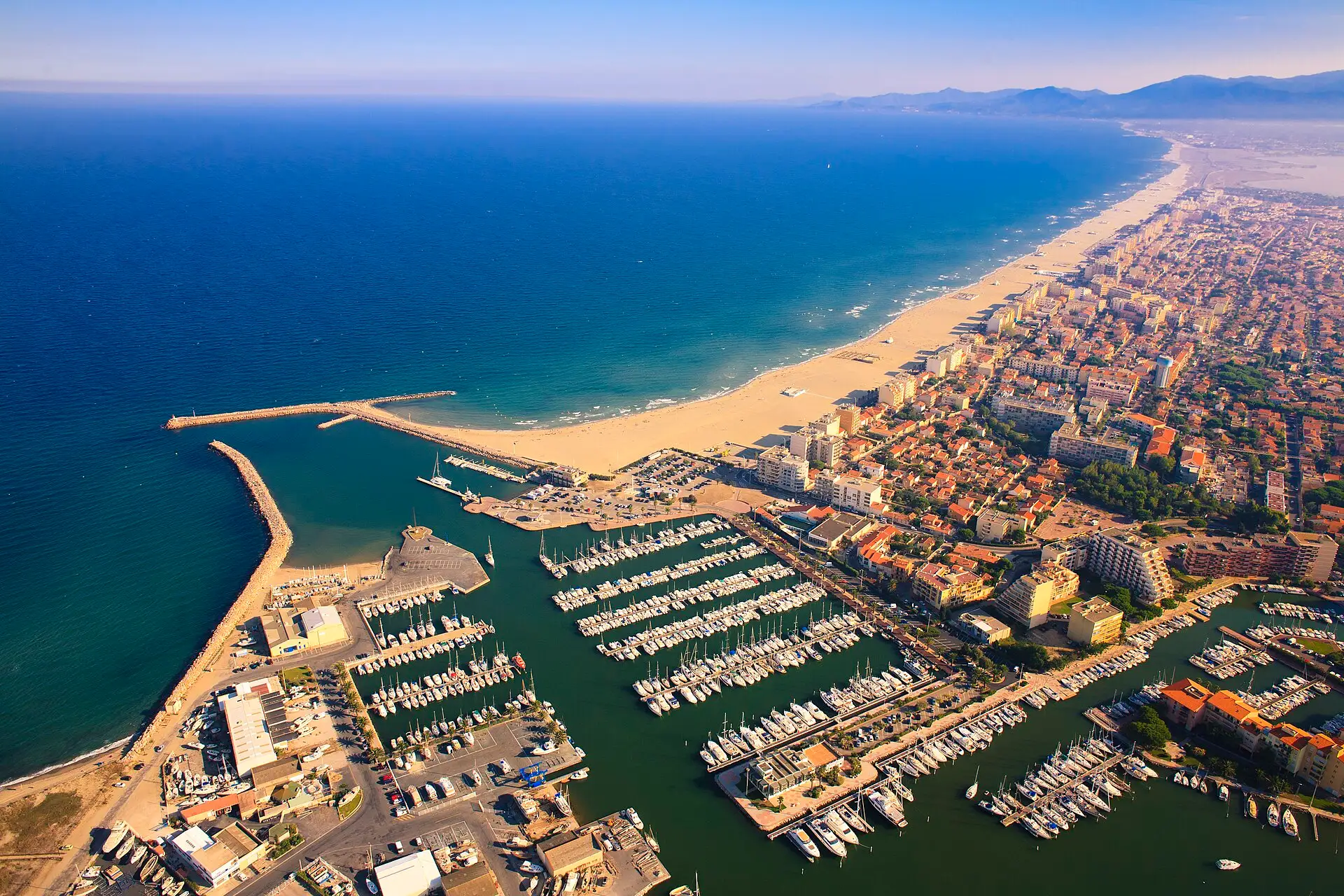 Vue aérienne de Canet-Plage et de son port