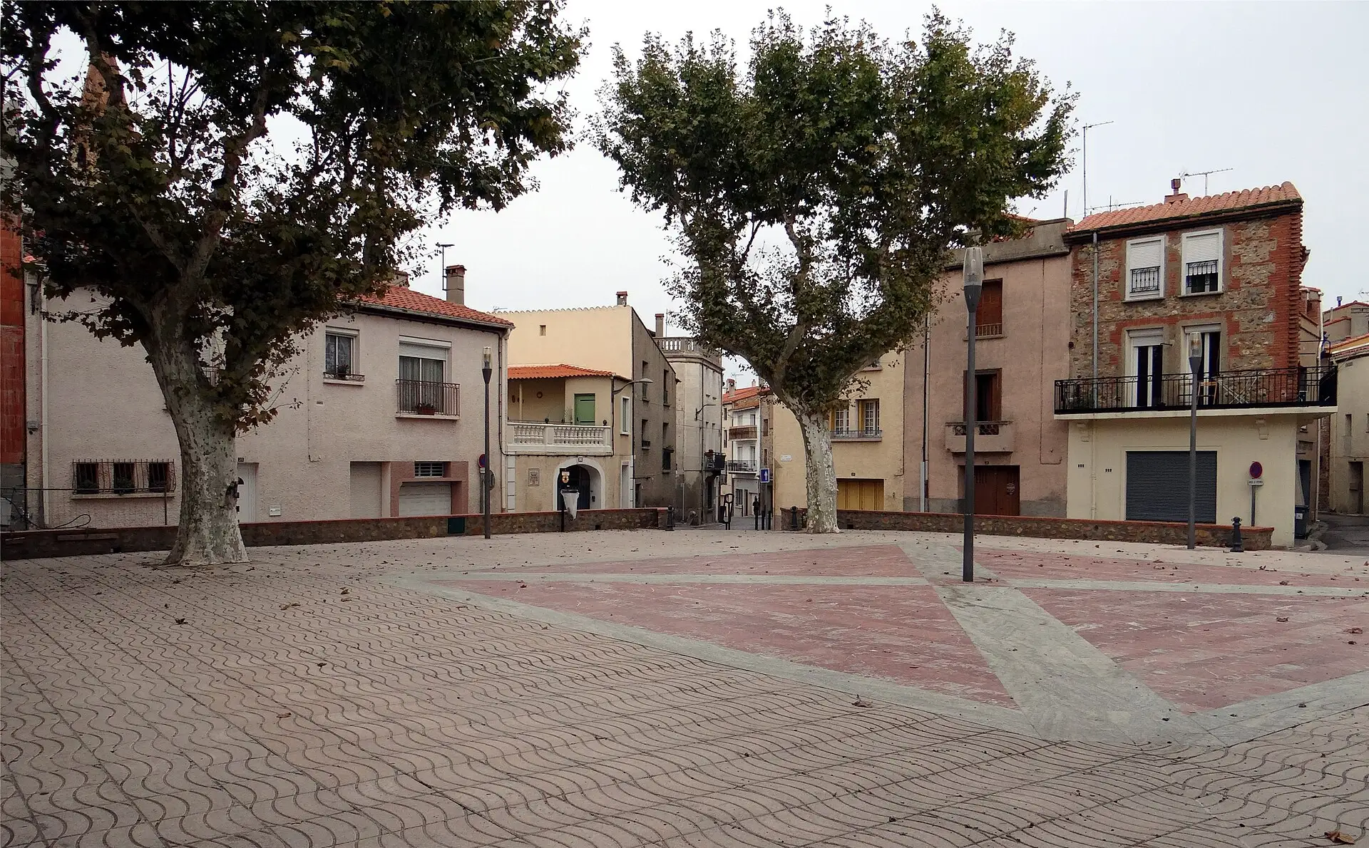 Une place ombragée de platanes à Pia