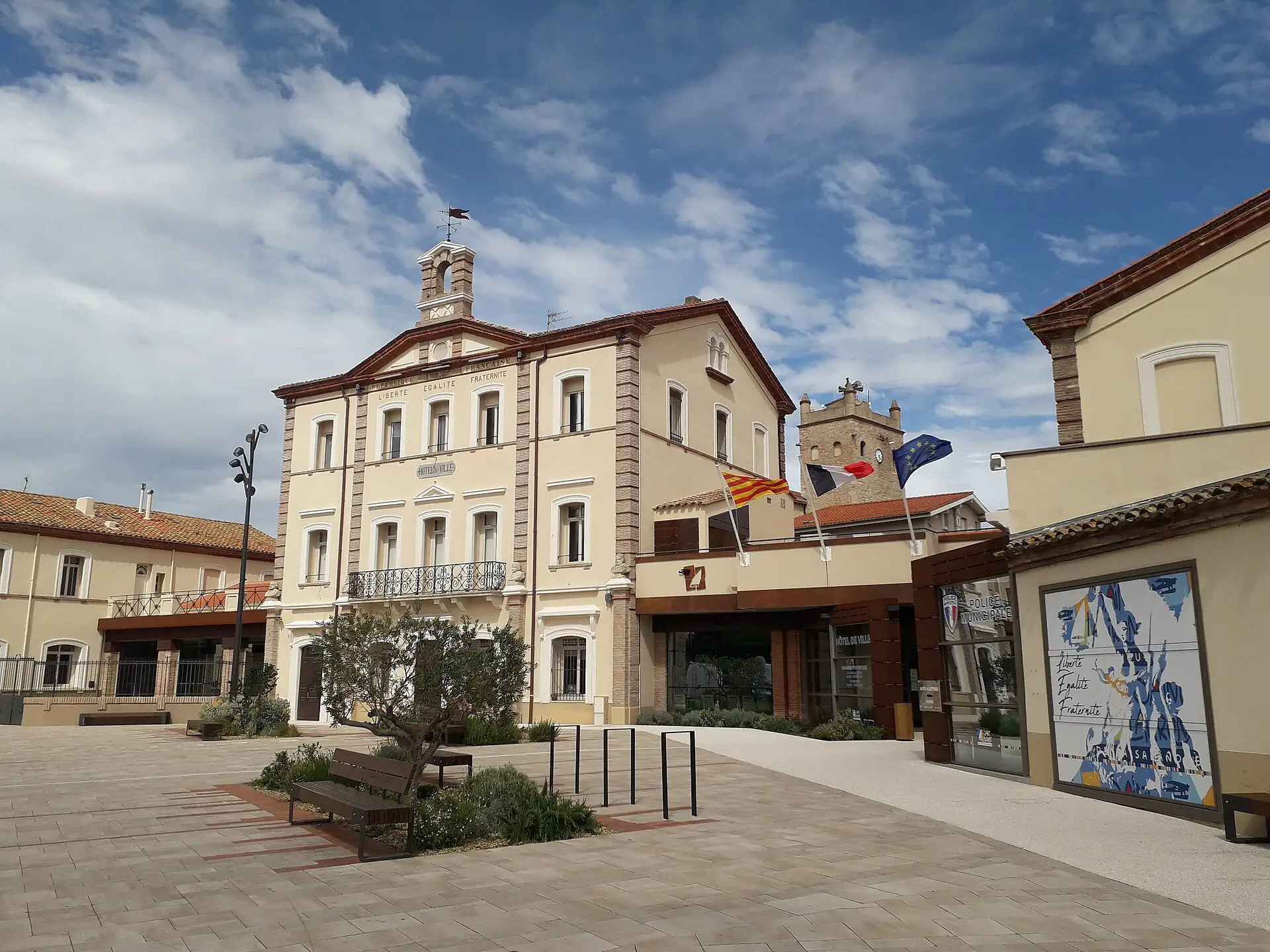 La place de la mairie à Saint-Laurent-de-la-Salanque