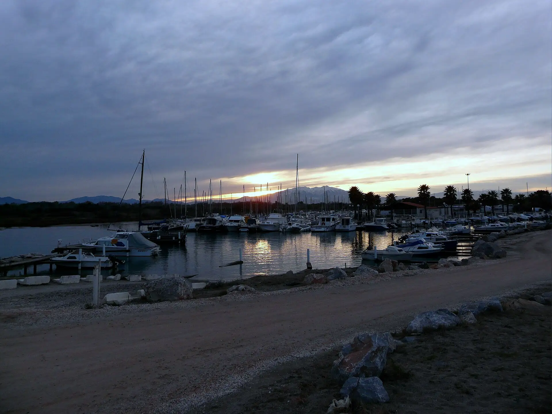 Le port de Sainte-Marie-la-Mer au coucher du soleil