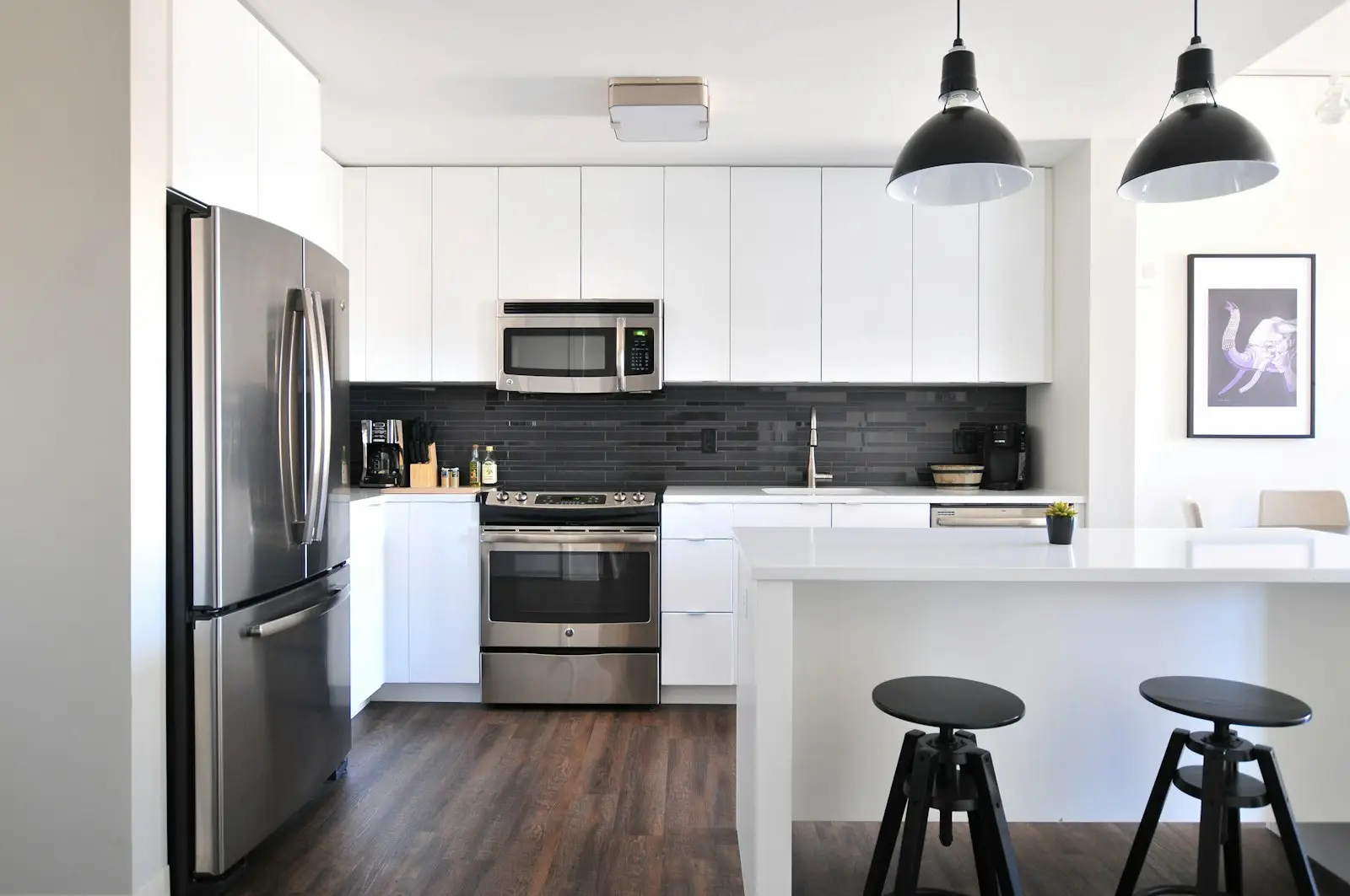 Cuisine d’appartement propre et dégagée, prête pour un état des lieux