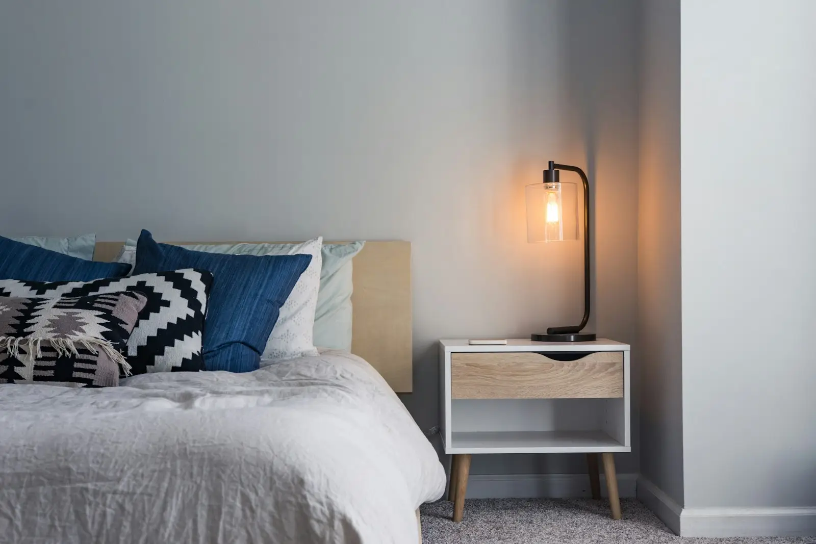 Lit au linge blanc dans une chambre lumineuse après nettoyage du matelas