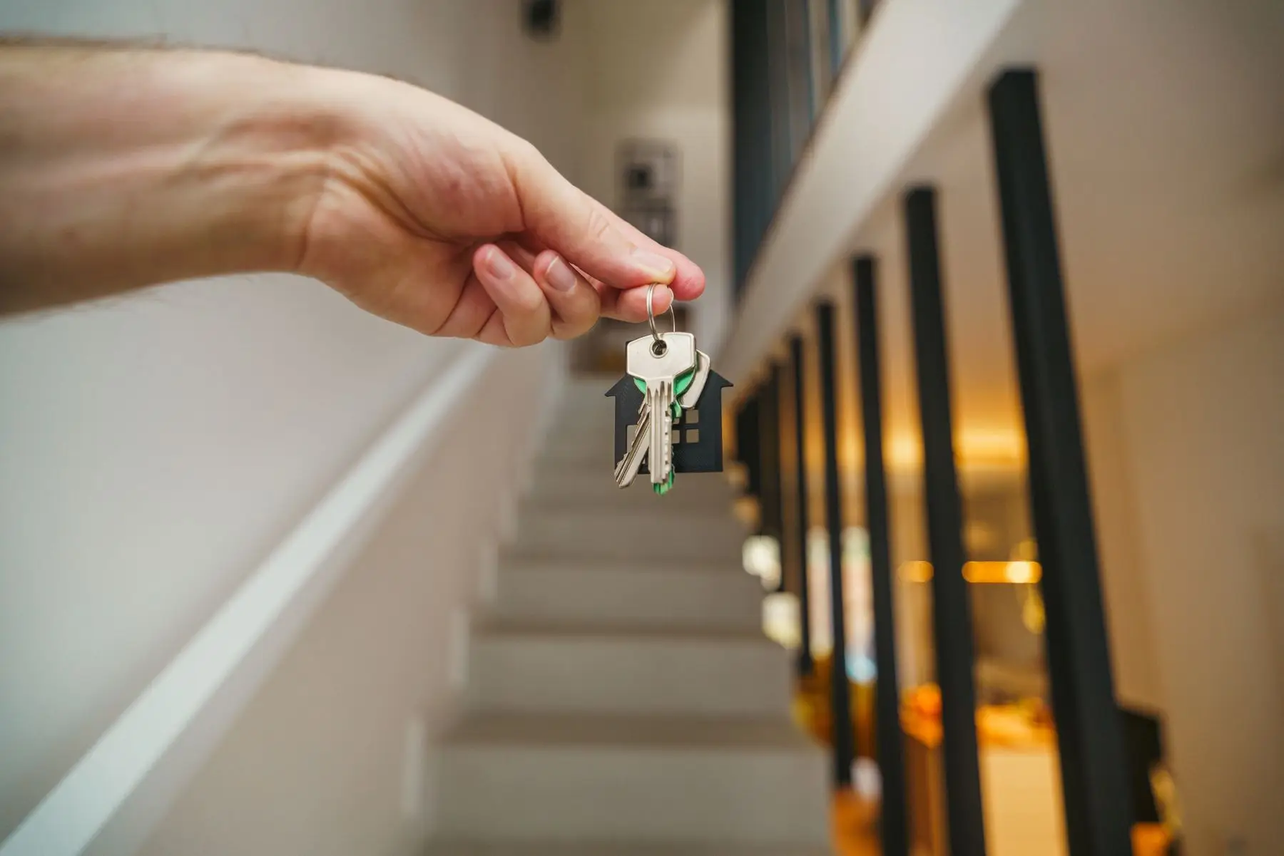 Remise des clés d’un logement de vacances prêt à accueillir les voyageurs